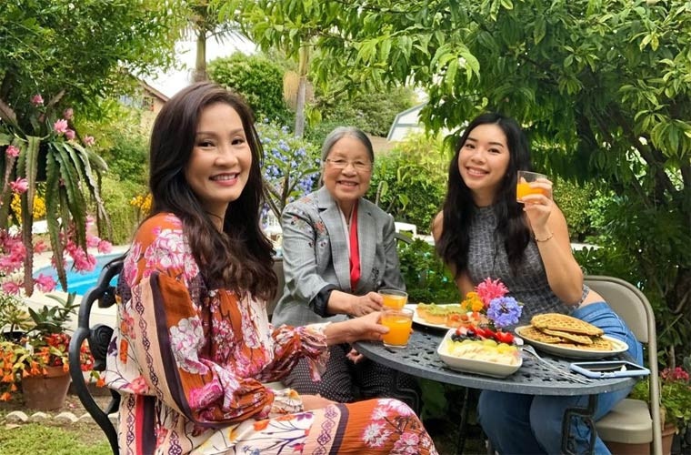 Hồng Đào dành thời gian cho mẹ và con gái trong Ngày của Mẹ.