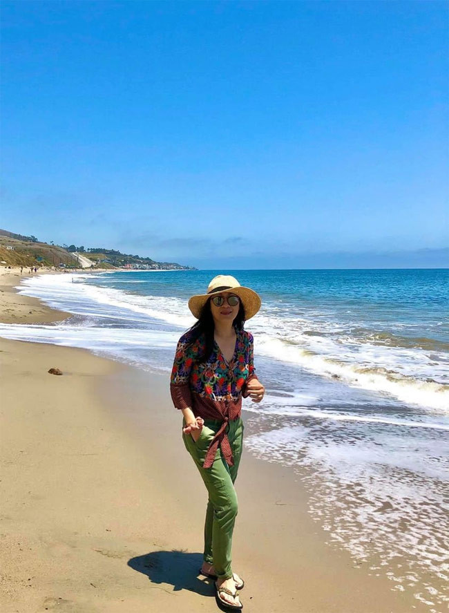 Hình ảnh Hồng Đào ra biển Malibu dạo và ngắm cảnh.