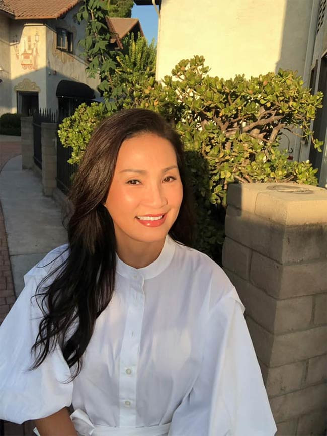 "Sau bao ngày rửa xe, làm vườn, sửa bóng đèn, hôm nay em đầm trắng trinh nguyên để nhớ mình vẫn có thể... yếu đuối và cần được yêu thương", Hồng Đào viết trên trang cá nhân.