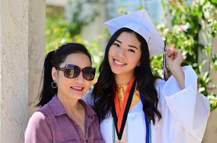 Tháng 6/2020, Hồng Đào tới dự lễ tốt nghiệp trung học của con gái út Sophia.