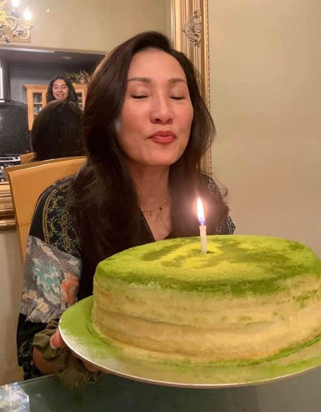 Ngày 25/9/2020, Hồng Đào tròn 58 tuổi, chị xúc động thổi nến bên chiếc bánh sinh nhật do 2 con gái tặng.