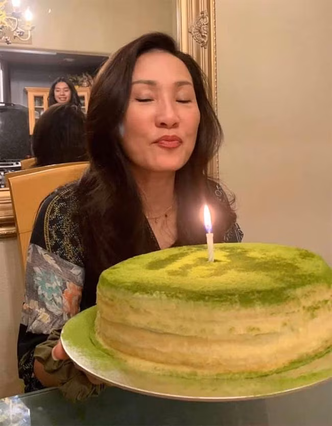 Ngày 25/9/2020, Hồng Đào tròn 58 tuổi, chị xúc động thổi nến bên chiếc bánh sinh nhật do 2 con gái tặng.
