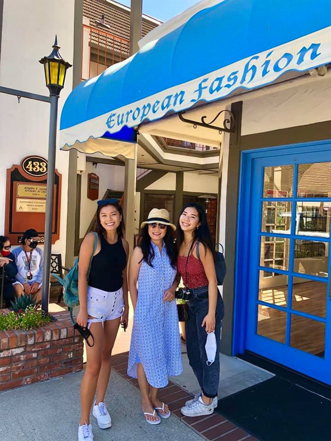 Nữ diễn viên sinh năm 1962 cùng các con gái đi chơi mỗi khi các con có thời gian rảnh.