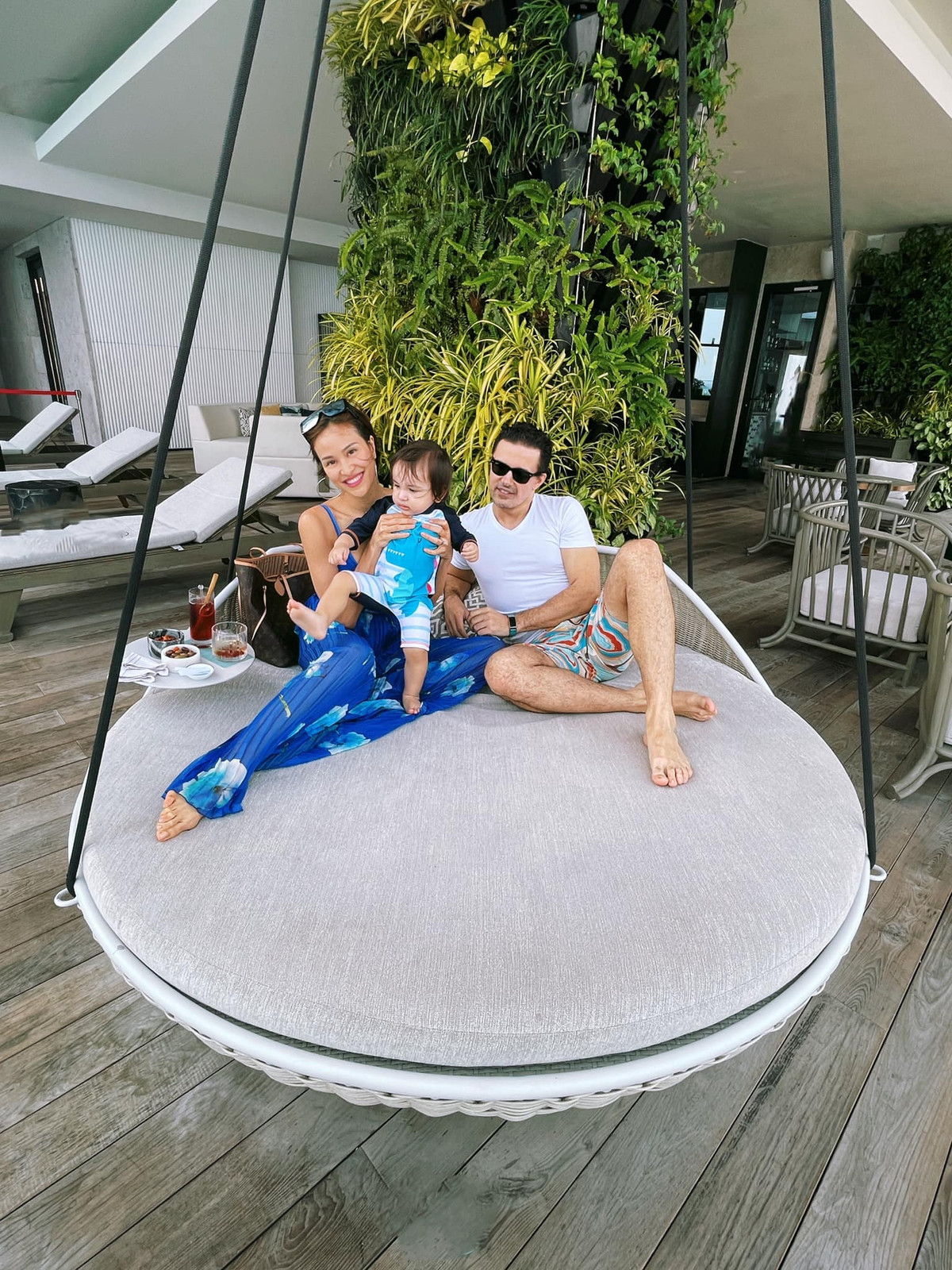 Phương Mai hết lời khen ông xã sống tình cảm, tâm lý và chăm tặng hoa cho vợ mỗi dịp quan trọng.