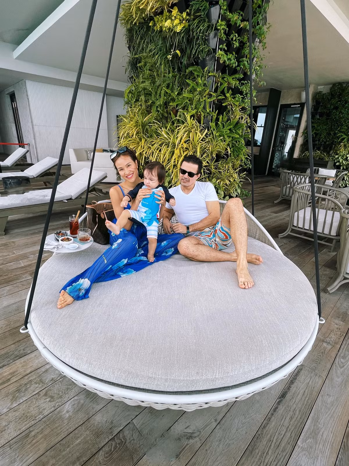 Phương Mai hết lời khen ông xã sống tình cảm, tâm lý và chăm tặng hoa cho vợ mỗi dịp quan trọng.