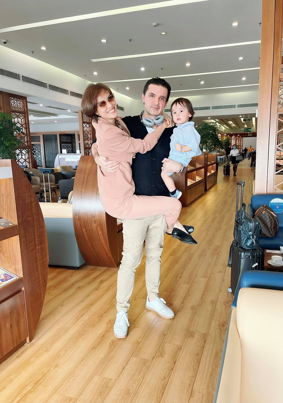 Nữ MC sinh năm 1990 trở thành người phụ nữ của gia đình kể từ khi kết hôn, sinh con và hạn chế những cuộc vui chơi la cà.