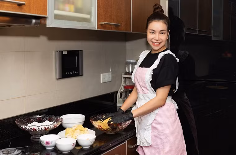 Trà Ngọc Hằng luôn thể hiện lối sống tích cực và trở thành hình mẫu người phụ nữ mạnh mẽ, hiện đại được nhiều người yêu mến.