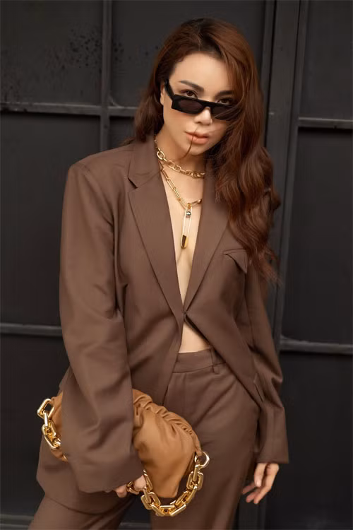 Sau hơn một năm chăm chỉ làm việc, Trà Ngọc Hằng có cuộc sống rất sung túc.