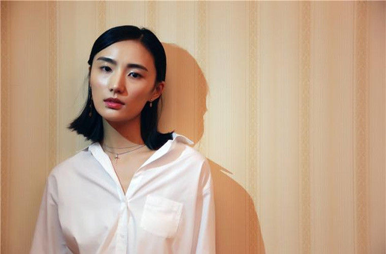 Hải Hà Kim Hỷ kém nam diễn viên “Anh hùng xạ điêu” 19 tuổi. Lý Á Bằng xấp xỉ với tuổi bố của Hải Hà Kim Hỷ nhưng rất được lòng gia đình bạn gái.