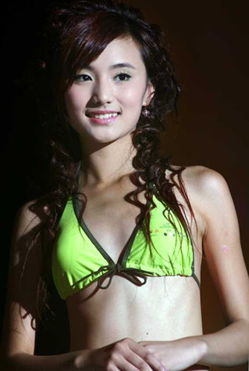 Người đẹp sinh năm 1990 gây ấn tượng với thân hình mảnh mai và khuôn mặt cá tính.