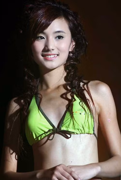 Người đẹp sinh năm 1990 gây ấn tượng với thân hình mảnh mai và khuôn mặt cá tính.