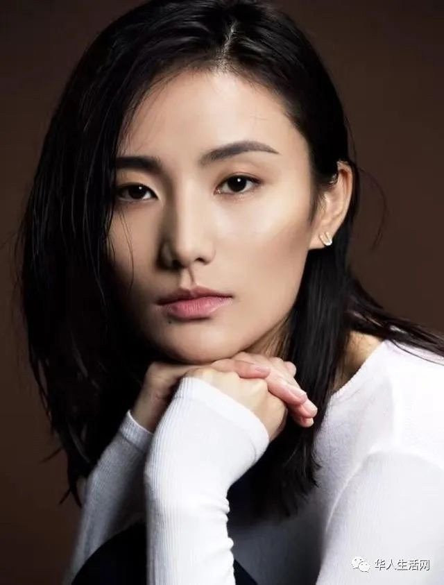  Hải Hà Kim Hỷ thu hút người đối diện nhờ khuôn mặt rất sắc sảo.