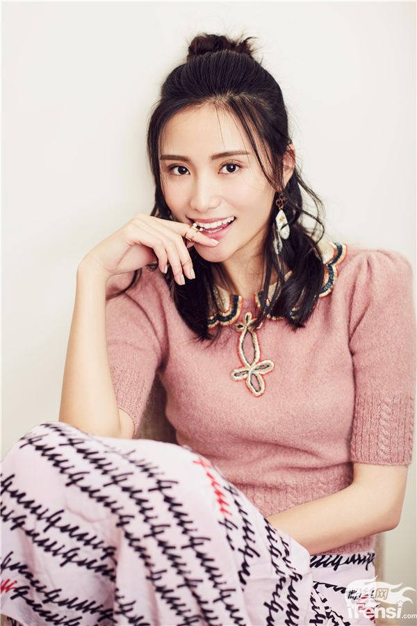 Lý Á Bằng cũng không ngần ngại khoe ảnh của anh và tình trẻ trên mạng xã hội cũng như nắm tay bạn gái mới chốn đông người.