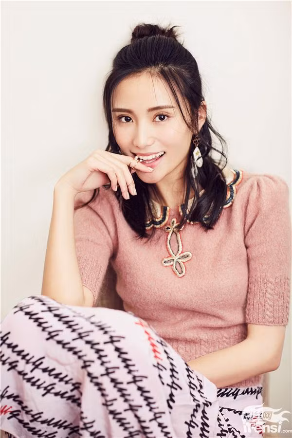 Lý Á Bằng cũng không ngần ngại khoe ảnh của anh và tình trẻ trên mạng xã hội cũng như nắm tay bạn gái mới chốn đông người.