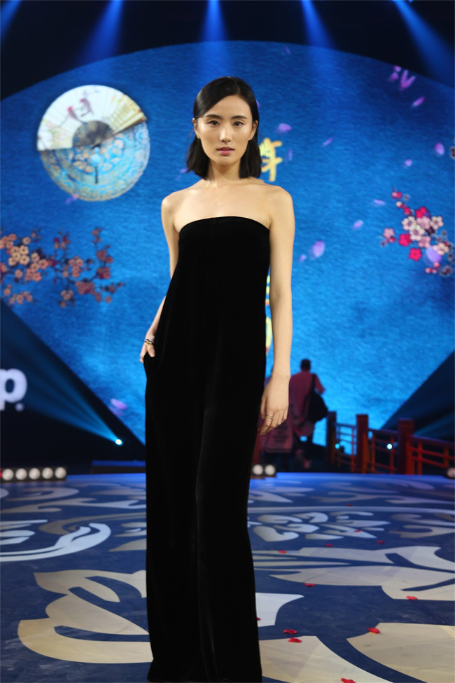 Bạn gái Lý Á Bằng sở hữu thân hình mảnh mai.