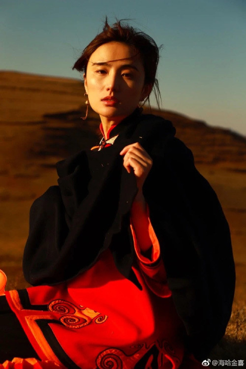 Khi yêu Kim Hỷ, nam diễn viên 50 tuổi thoải mái thể hiện mối quan hệ tình cảm, cả hai thường đi chơi cùng nhóm bạn.