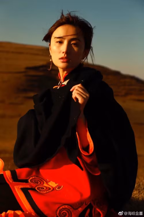 Khi yêu Kim Hỷ, nam diễn viên 50 tuổi thoải mái thể hiện mối quan hệ tình cảm, cả hai thường đi chơi cùng nhóm bạn.