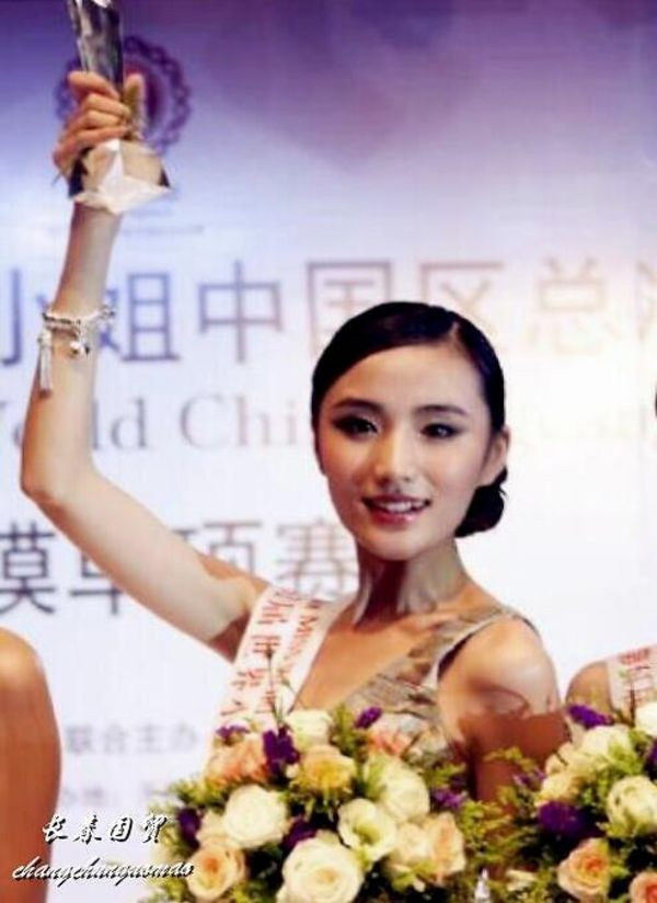 Hải Hà Kim Hỷ từng tham gia cuộc thi Hoa hậu Du lịch Thế giới Trung Quốc và giành giải Người đẹp ăn ảnh.