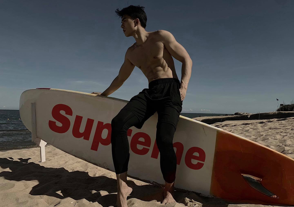 Anh chàng sở hữu chiều cao 1m80, gương mặt điển trai, thân hình "6 múi" khiến hội chị em đứng ngồi không yên.