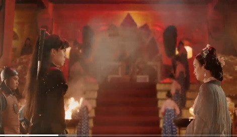 Hắc Thiên là chàng thị vệ có nhiều mưu mô, đem lòng yêu say đắm nhà vua. Hắc Thiên và Lam Ngọc nảy sinh nhiều đố kỵ khi chứng kiến người kia được Vu Linh sủng ái.