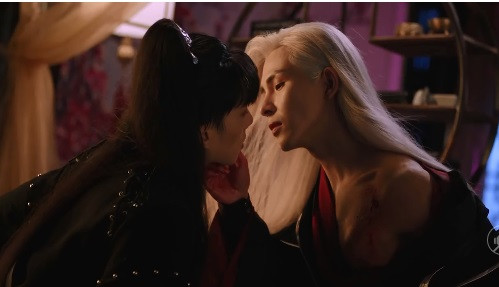 MV phim ngắn được đầu tư đến 10 tỷ đồng của Trung Quân - Denis Đặng kể về câu chuyện tình tay ba phức tạp giữa Vu Linh đế (Denis Đặng), phi tần Lam Ngọc (Phương Giang) và chàng thị vệ Hắc Thiên (Thế Thịnh). Ảnh cắt clip.