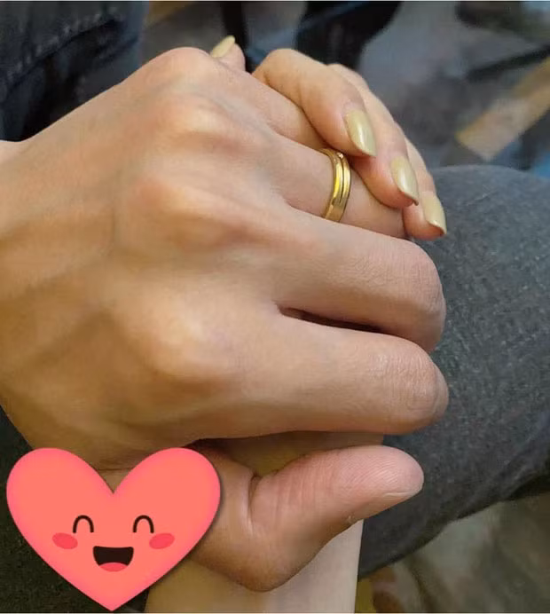 Tháng 8/2020, diễn viên Kiều Anh khoe ảnh đeo nhẫn cưới cùng hôn phu lên trang cá nhân và viết: "Đã kết hôn. Ngày 8/8/2020. I love you".