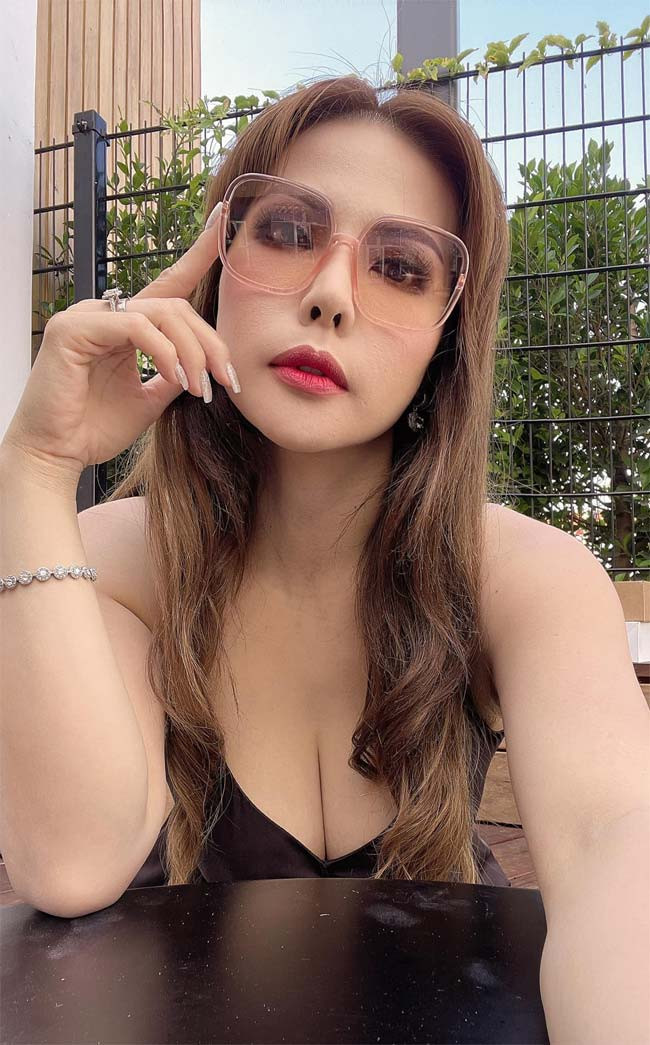 Thắm Bebe từng thất bại trong hôn nhân và là mẹ của 4 con, con trai lớn của cô đã 18 tuổi. Hiện cô đang sinh sống tại Mỹ.