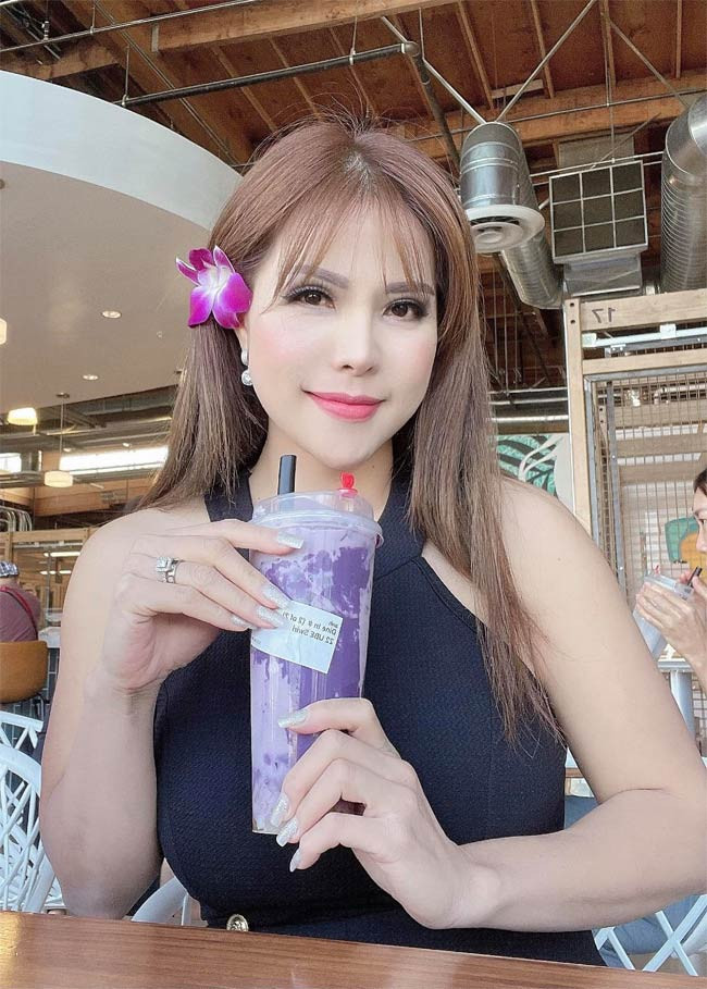 Bà mẹ 4 con rất tự tin về nhan sắc và thường xuyên khoe ảnh trên mạng xã hội.