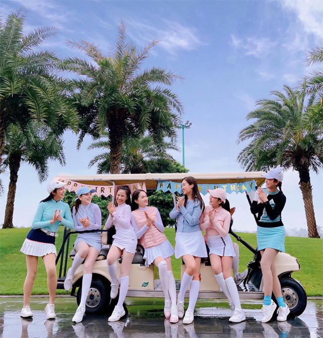 Nữ ca sĩ xuất hiện trong bộ đồ chơi golf, khuôn mặt xinh tươi rạng ngời.