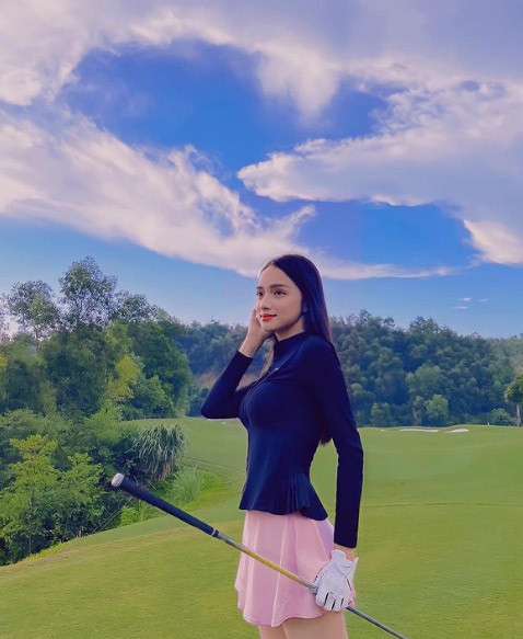 Hương Giang chụp chung với các bạn như Hoa hậu Ngọc Hân, Hoa hậu Mỹ Linh... trong buổi đi đánh golf.