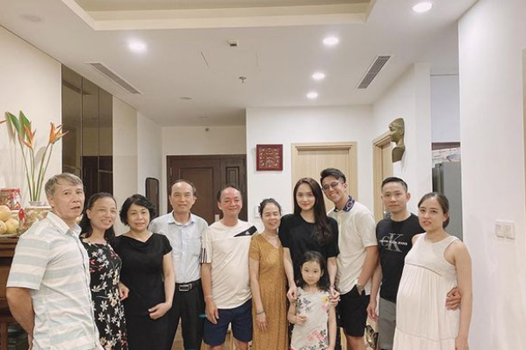 Trước đó, ngày 2/10/2020, Hương Giang đưa bạn trai Matt Liu về ra mắt gia đình tại Hà Nội.