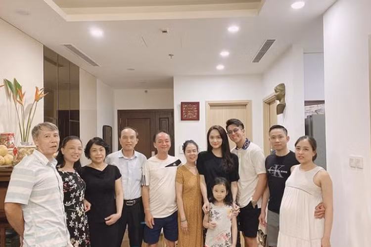 Trước đó, ngày 2/10/2020, Hương Giang đưa bạn trai Matt Liu về ra mắt gia đình tại Hà Nội.