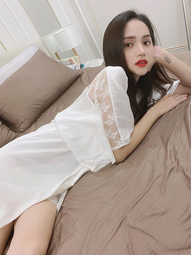 Tháng 11/2020, Hương Giang bị cư dân mạng tẩy chay và gán cho danh hiệu "Nữ hoàng đạo lý".