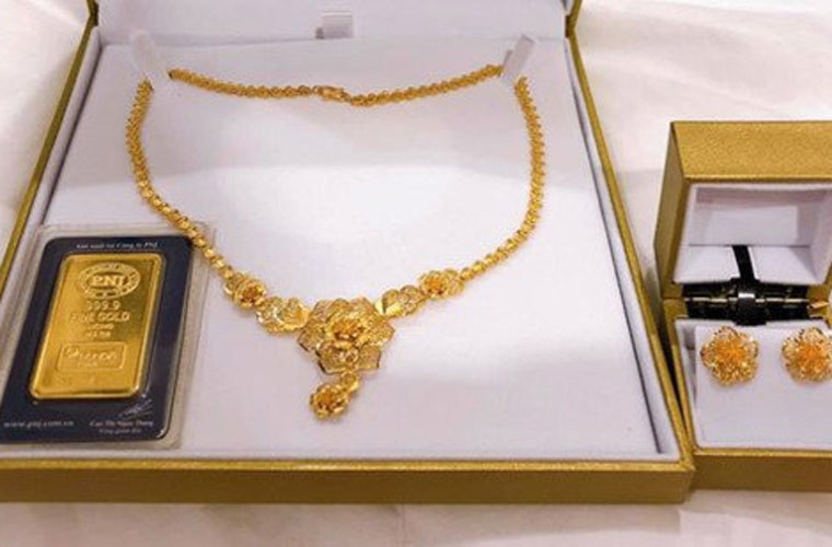 Ngoài căn nhà, Hòa Minzy còn thường xuyên tặng mẹ những món quà đắt tiền và bộ trang sức bằng vàng này là một trong số đó.