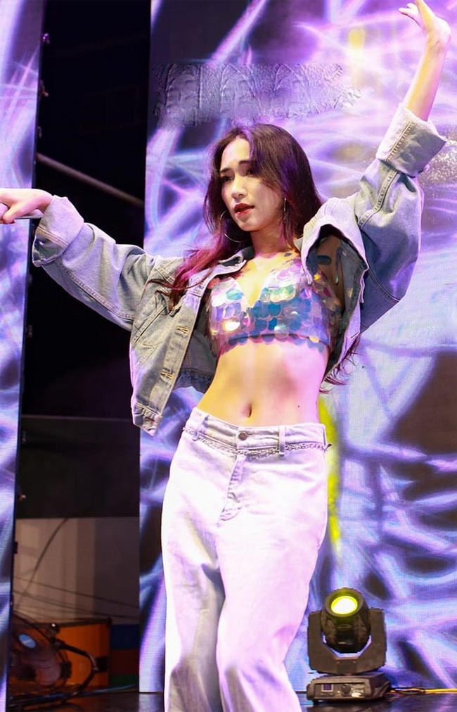 Mặc dù Hòa Minzy không tiết lộ, nhưng nhiều người đoán thù lao cho mỗi show diễn của cô không dưới 100 triệu đồng.