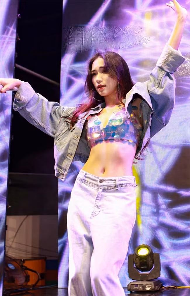 Mặc dù Hòa Minzy không tiết lộ, nhưng nhiều người đoán thù lao cho mỗi show diễn của cô không dưới 100 triệu đồng.