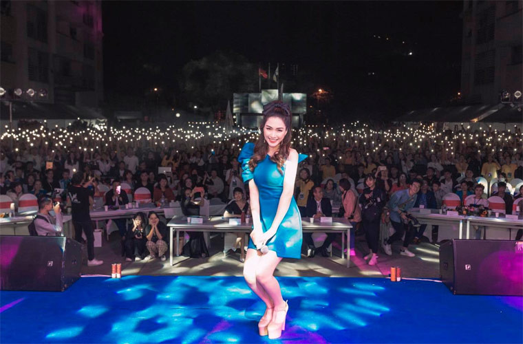 Sau khi giành danh hiệu quán quân Học viện ngôi sao 2014, Hòa Minzy bắt đầu theo đường ca hát. Sau 6 năm hoạt động nghệ thuật, dù không có nhiều hit nhưng Hòa Minzy vẫn là một ca sĩ đắt show.