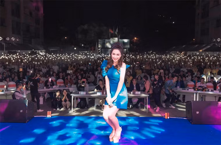 Sau khi giành danh hiệu quán quân Học viện ngôi sao 2014, Hòa Minzy bắt đầu theo đường ca hát. Sau 6 năm hoạt động nghệ thuật, dù không có nhiều hit nhưng Hòa Minzy vẫn là một ca sĩ đắt show.