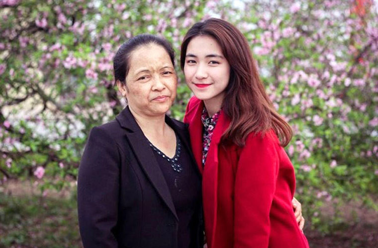 "Đầu xuân năm mới, con gái tặng bố mẹ ngôi nhà mới bằng số tiền con dành dụm đi làm ăn thời gian qua! Con thì thế nào cũng được, riêng bố mẹ lúc nào cũng phải sung sướng, vui vẻ cười phớ lớ hưởng thụ con mới an lòng", Hòa Minzy viết cho bố mẹ.