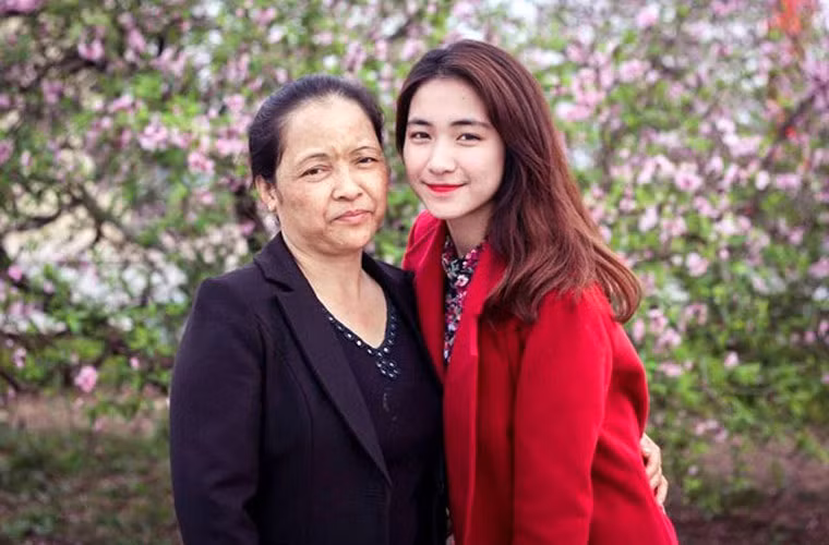 "Đầu xuân năm mới, con gái tặng bố mẹ ngôi nhà mới bằng số tiền con dành dụm đi làm ăn thời gian qua! Con thì thế nào cũng được, riêng bố mẹ lúc nào cũng phải sung sướng, vui vẻ cười phớ lớ hưởng thụ con mới an lòng", Hòa Minzy viết cho bố mẹ.