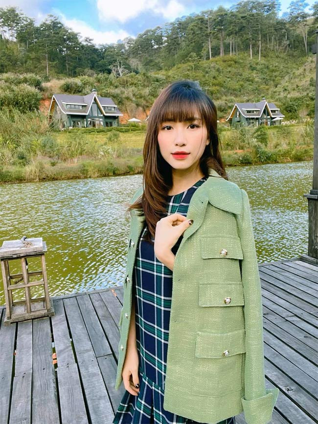 Ngoài ca hát, kinh doanh bất động sản, Hòa Minzy còn kiếm bộn tiền từ kênh Youtube. Tháng 5/2020, sau khi tung ra MV “Không thể cùng nhau suốt kiếp”, kênh Youtube của Hòa Minzy vượt mốc 1 triệu lượt người đăng ký, được nhận nút vàng.