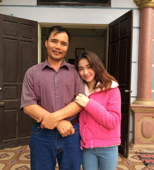 Trước đó, Hòa Minzy còn bỏ ra mấy trăm triệu để trả nợ ngân hàng cho bố mẹ, phụng dưỡng cha mẹ và nuôi em trai ăn học.