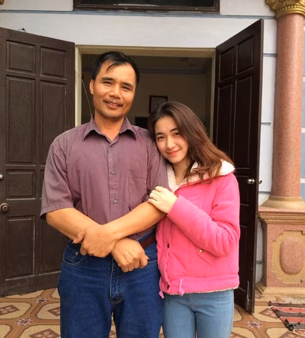 Trước đó, Hòa Minzy còn bỏ ra mấy trăm triệu để trả nợ ngân hàng cho bố mẹ, phụng dưỡng cha mẹ và nuôi em trai ăn học.