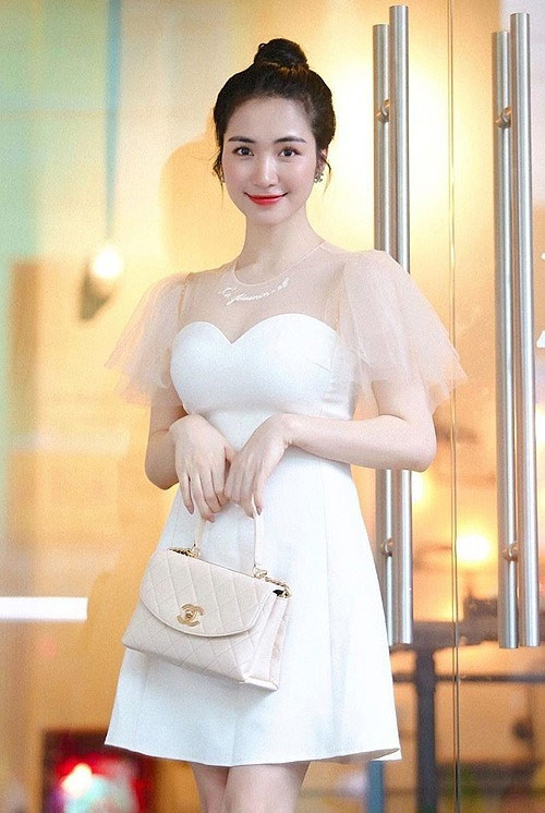 Theo tiết lộ từ một nghệ sĩ trong showbiz, một ngôi sao nổi tiếng trên mạng xã hội có thể kiếm được hàng trăm triệu đồng đến tiền tỷ từ việc phát hành clip trên Youtube chỉ trong thời gian ngắn, nên số tiền mà Hòa Minzy kiếm được từ Youtube không hề nhỏ.