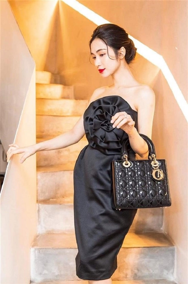 Nữ ca sĩ 26 tuổi cũng là tín đồ của đồ hiệu. Một người bạn thân của cô cho biết Hòa Minzy từng đặt một lúc 2 túi Dior, 1 túi và 1 khuyên tai Chanel tổng trị giá tới vài trăm triệu đồng.