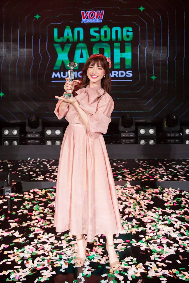 Hoa Minzy kiem tien khung the nao… luong thuong Tet quan ly 400 trieu?-Hinh-2