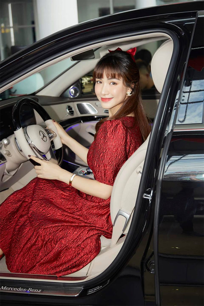 Năm 2020, Hòa Minzy còn bỏ 5 tỷ mua chiếc xế hộp Mercedes-Benz S 450 L Luxury màu đen, phiên bản mới nhất.