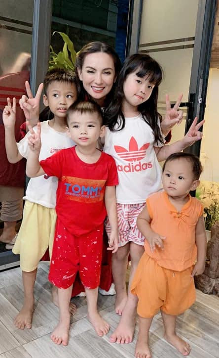 Ngoài ca hát, Phi Nhung còn mở một cửa hàng chay để có thêm tiền chăm lo cho những đứa con nuôi của mình.