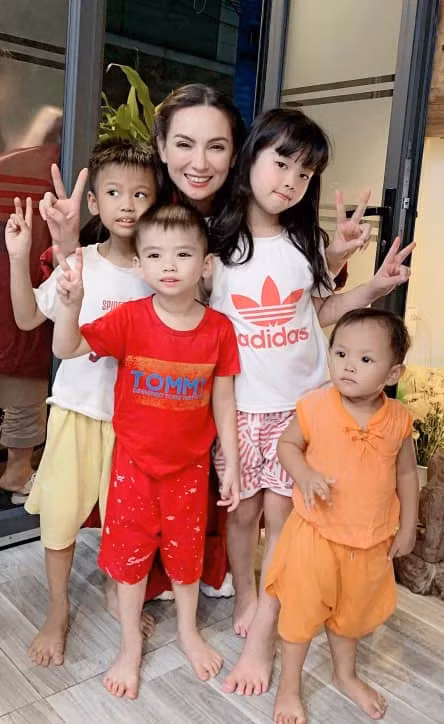 Ngoài ca hát, Phi Nhung còn mở một cửa hàng chay để có thêm tiền chăm lo cho những đứa con nuôi của mình.