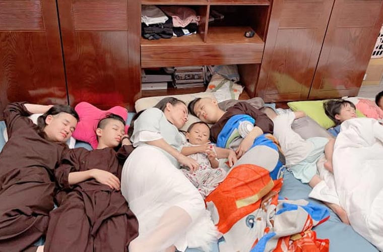 Việc Phi Nhung nhận nuôi nhiều bé mồ côi, có hoàn cảnh khó khăn được rất nhiều người khen ngợi, cảm phục.